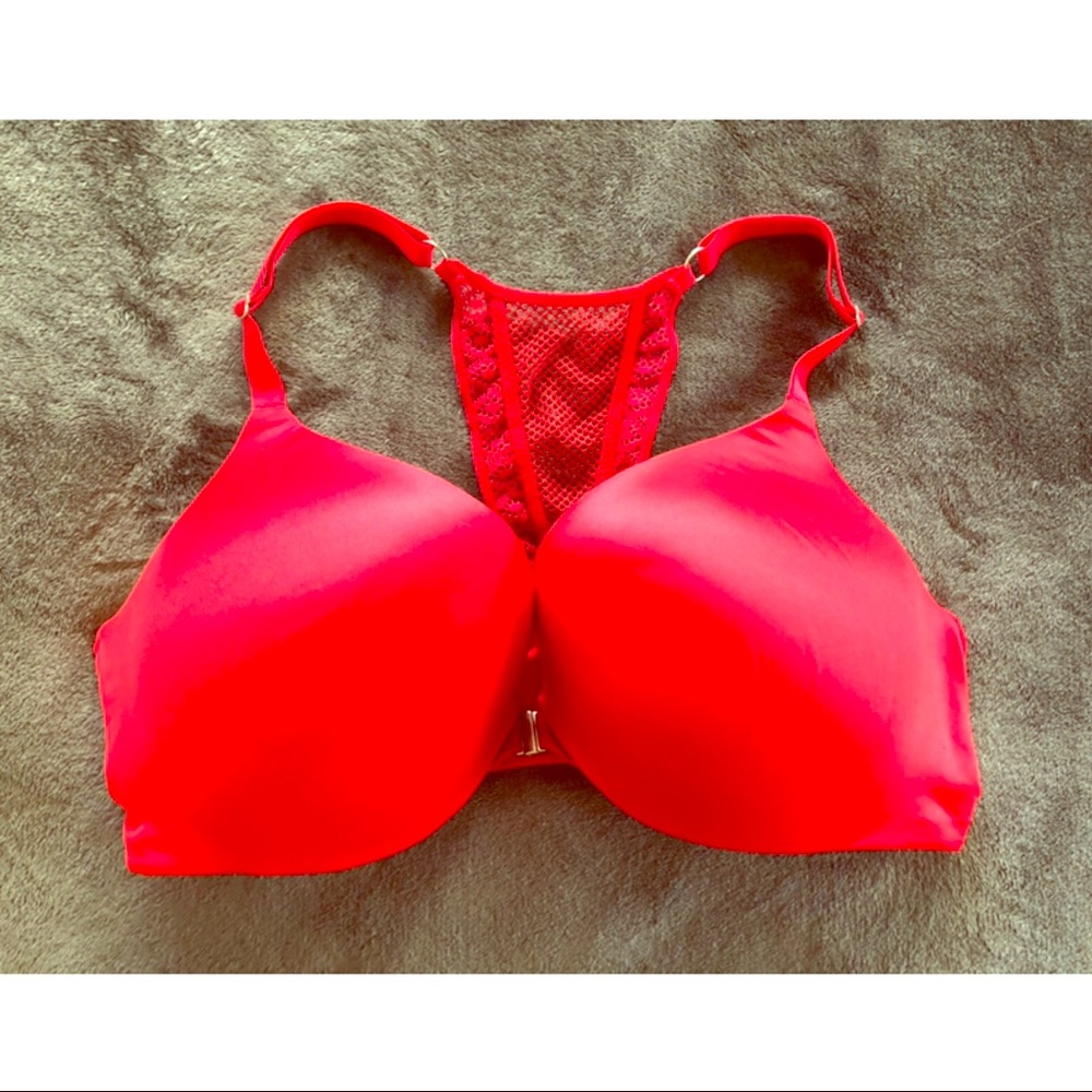 VICTORIA’S SECRET smooth red front clasp bra
